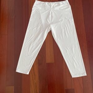 White Capri Leggings.  Poly/Spandex. EUC.  Waist 30”.  Inseem 20.5”